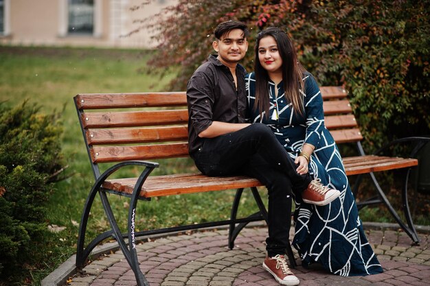 Liebesgeschichte eines indischen Paares, das draußen auf einer Bank sitzt