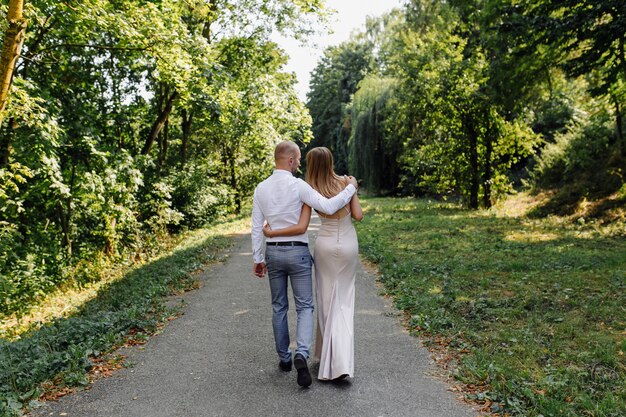 Liebesgeschichte im Park. Glücklicher Mann und Frau