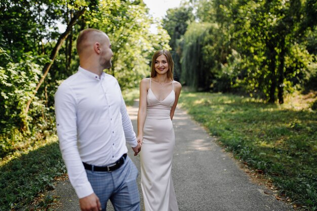 Liebesgeschichte im Park. Glücklicher Mann und Frau