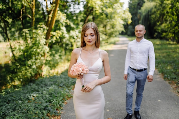 Liebesgeschichte im Park. Glücklicher Mann und Frau