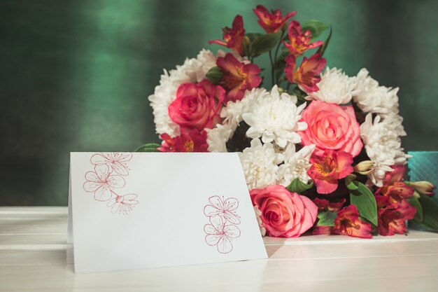 Liebeshintergrund mit rosa Rosen, Blumen, Geschenk auf Tisch