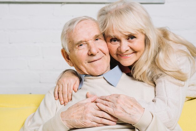 Liebeskonzept mit älteren Paaren