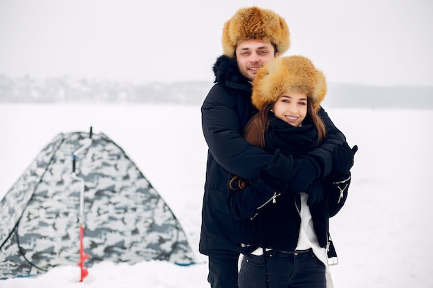 Liebespaar in einem Winter Clother auf Eis stehen