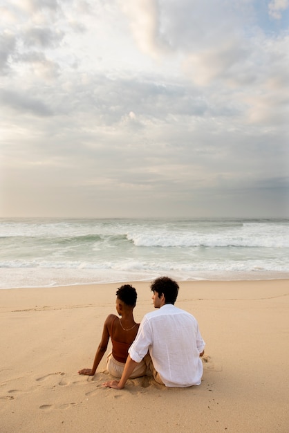 Liebespaar zeigt Zuneigung am Strand in der Nähe des Ozeans