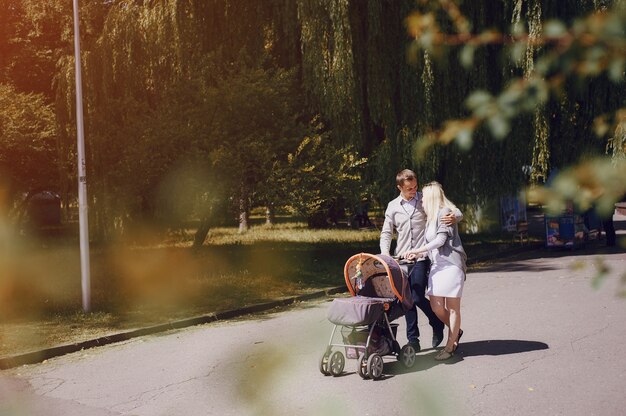 Liebevolle Familie am Nachmittag im Park verbringen