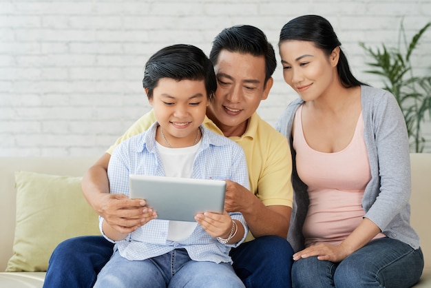 Liebevolle Familie, die ruhigen Abend genießt