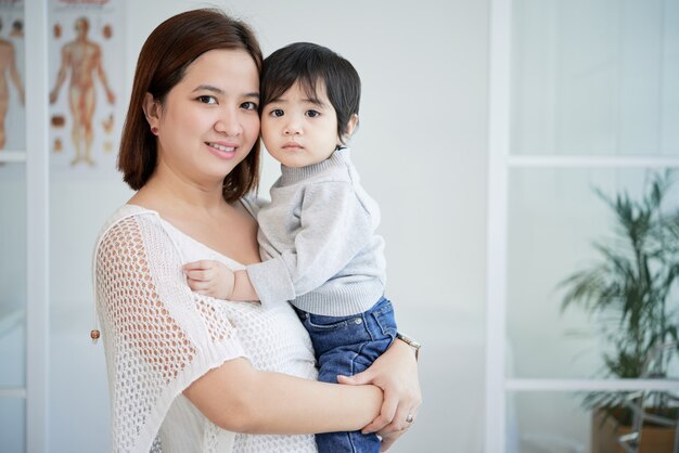 Liebevolle Familie in der Kinderarztpraxis