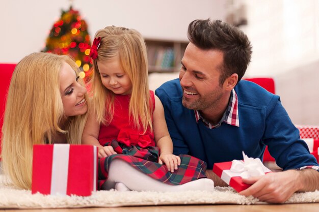 Liebevolle Familie in der Weihnachtszeit