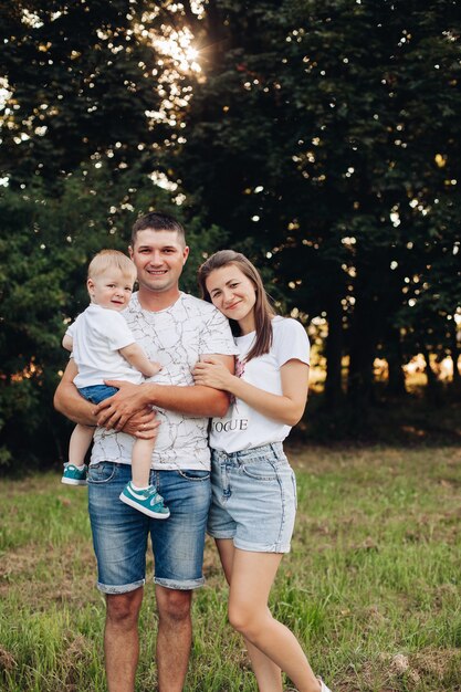 Liebevolle Familie mit Babysohn im Park