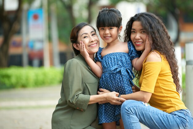 Liebevolle Familie posiert für Fotografie