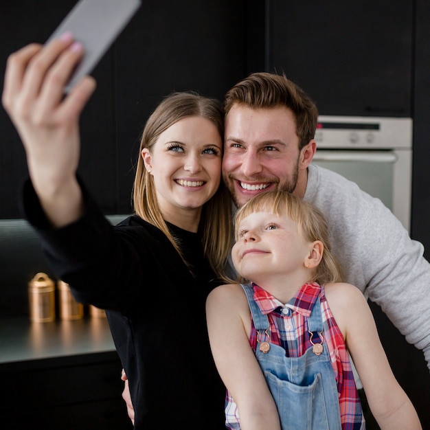 Liebevolle Familie unter Selfie