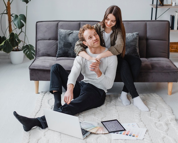 Liebevolle Frau und Mann machen Pläne, um das Haus zusammen zu renovieren