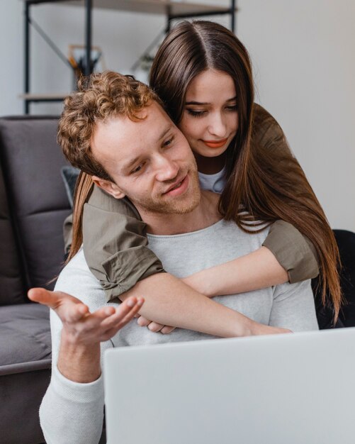 Liebevolle Frau und Mann machen Pläne, um das Haus zusammen zu renovieren