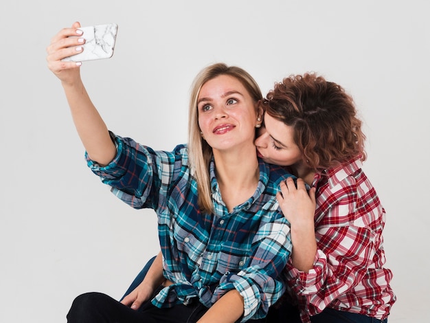 Liebevolle homosexuelle Paare, die selfie für Valentinsgrüße nehmen