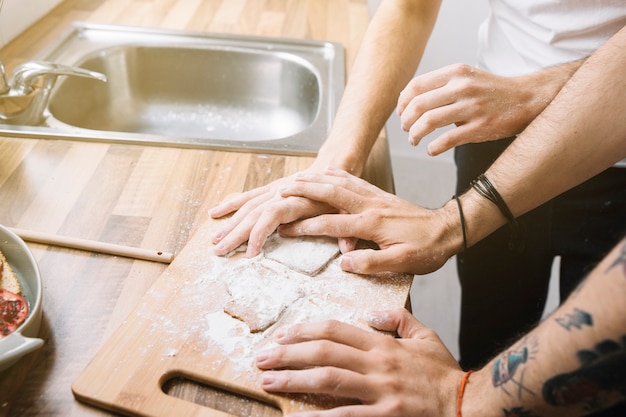 Liebevolle homosexuelle Paare, die zusammen kochen