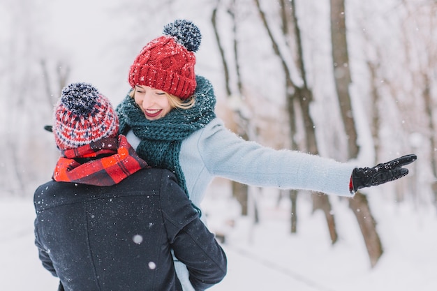 Liebevolle junge Paare, die Spaß im Winter haben