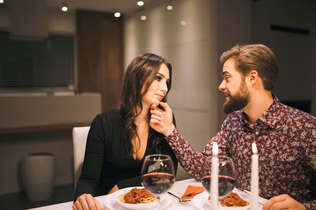 Liebevolle Leute, die romantisches zu Abend essen