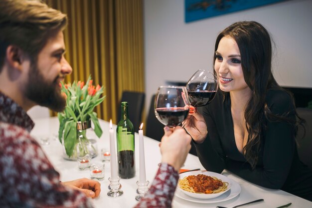 Liebevolle Leute, die Wein am Abendessen genießen