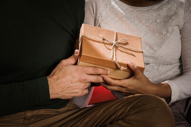 Liebevolle Paare, die ein Geschenk halten