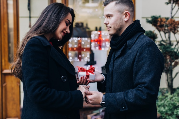 Kostenloses Foto liebevoller mann, der dem mädchen geschenk gibt