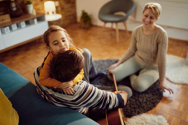 Liebevolles kleines Mädchen, das ihren Vater zu Hause umarmt