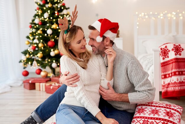 Liebevolles Paar flirtet zu Weihnachten