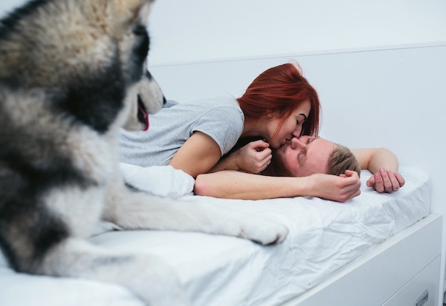 Liebhaber im Bett küssen