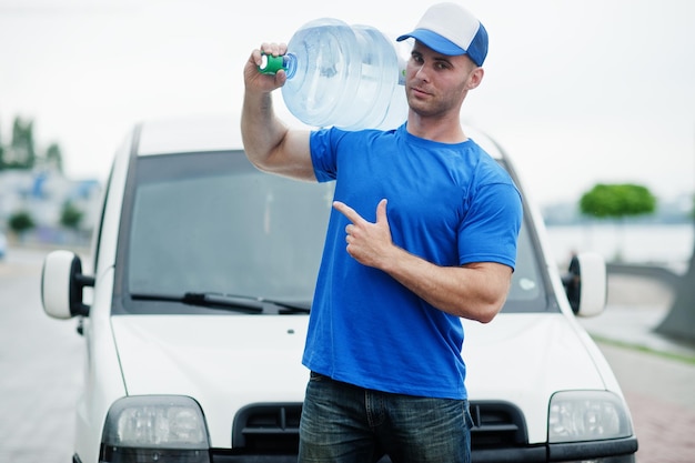 Lieferbote im vorderen Frachtwagen, der Flaschen Wasser liefert, die Finger zeigen