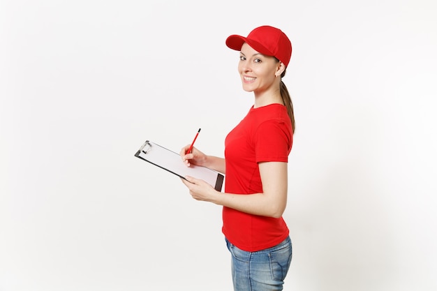 Lieferfrau in der roten uniform lokalisiert auf weißem hintergrund. frau in mütze, t-shirt, jeans, die als kurier oder händler arbeitet, stift hält, zwischenablage mit papierdokument, mit leerem leerem blatt. platz kopieren.