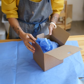 Liefern sie paket mädchen töpfer künstler in schürze verpackung keramik in karton mit papier für den sicheren versand
