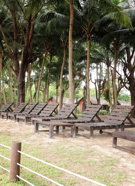 Liegestuhl im Garten im Resort