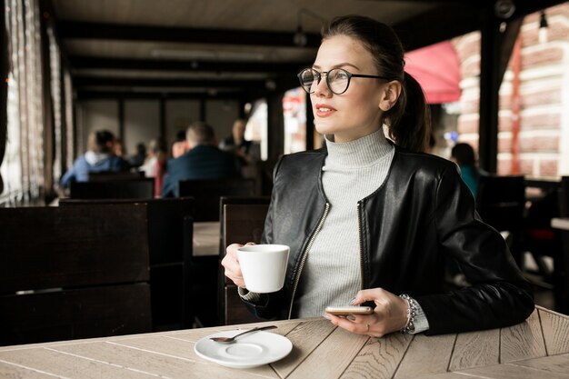 Lifestyle-Handy glückliches Café-Geschäft