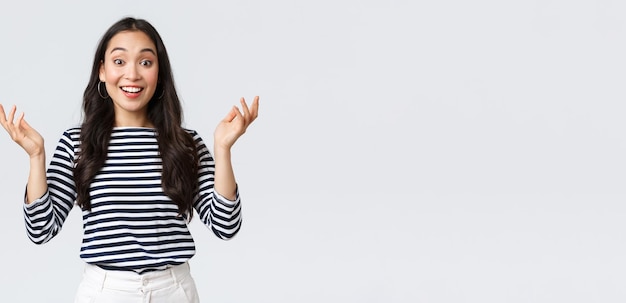 Lifestyle Schönheit und Mode Menschen Emotionen Konzept Überrascht und erstaunt, glücklich lächelnde asiatische Frau finden heraus, dass perfekte Nachrichten die Hände hochheben, erstaunt gratulieren oder Freund loben