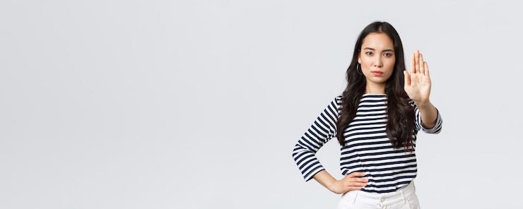 Kostenlose Foto lifestyle schönheit und mode menschen emotionen konzept ernsthafte unzufriedene asiatische frau sagt, sie solle aufhören, die hand zu verlängern, um zu verbieten oder einzuschränken, dass etwas schlimmes passiert