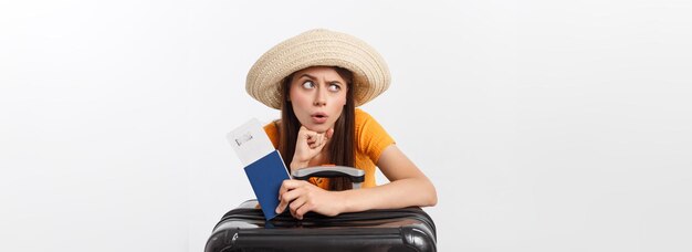 Lifestyle- und Reisekonzept junge schöne kaukasische Frau sitzt auf Koffer und wartet auf