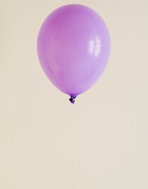 Lila Ballon mit textfreiraum