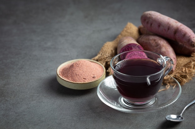 Kostenloses Foto lila kartoffeltee auf dem tisch