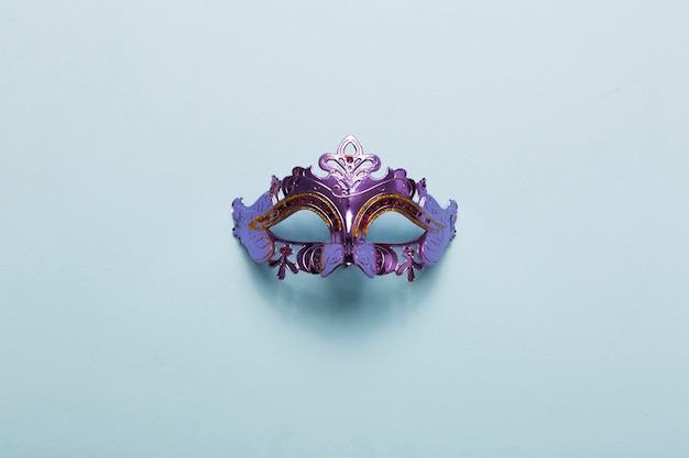 Lila Maske auf blau
