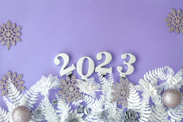 Lila Weihnachtshintergrund mit Zahlen 2023 und Dekordetails flach gelegt