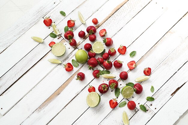 Limetten, Beeren und Blätter