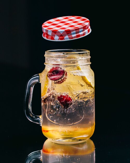 Kostenloses Foto limonade mit beeren in einem glas mit offener dose.