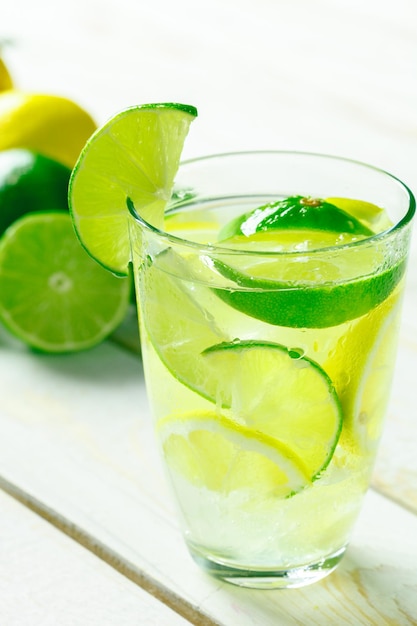 Limonade mit frischer Zitrone