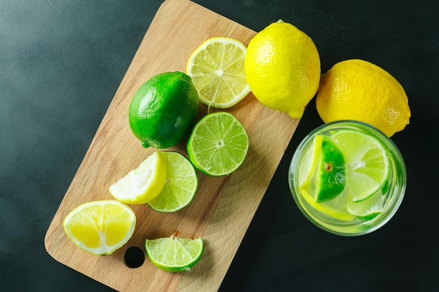 Limonade mit frischer Zitrone