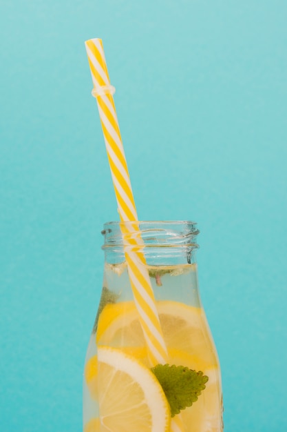 Kostenloses Foto limonade mit strohhalm