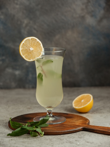 Limonade serviert mit zitronenscheibe und minze