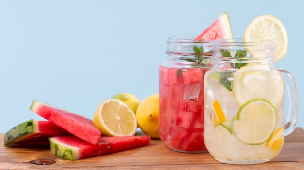 Limonade und Wassermelone trinken