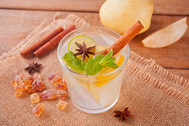 Birnenlimonade Oder Mojito Cocktail Mit Birne Zitrone Und Minze Kaltem Erfrischungsgetrank Oder Getrank Premium Foto
