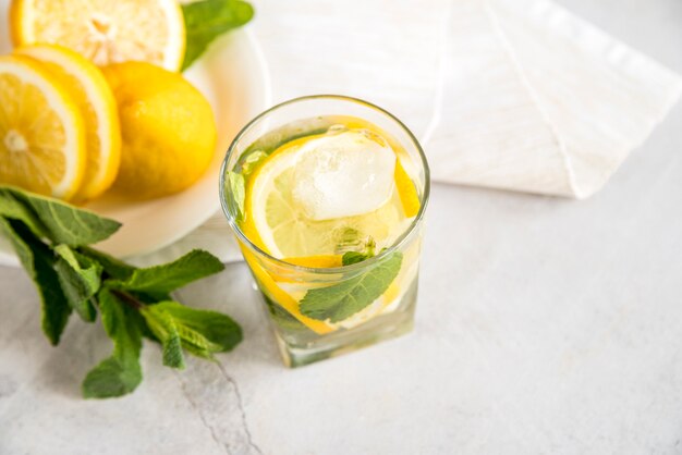 Limonadenstillleben für Sommer