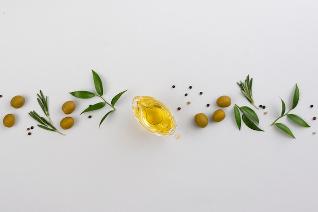 Linie aus Blättern und Oliven mit Ölbecher