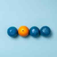 Kostenloses Foto linie von blauen orangen mit einer sauberen orange